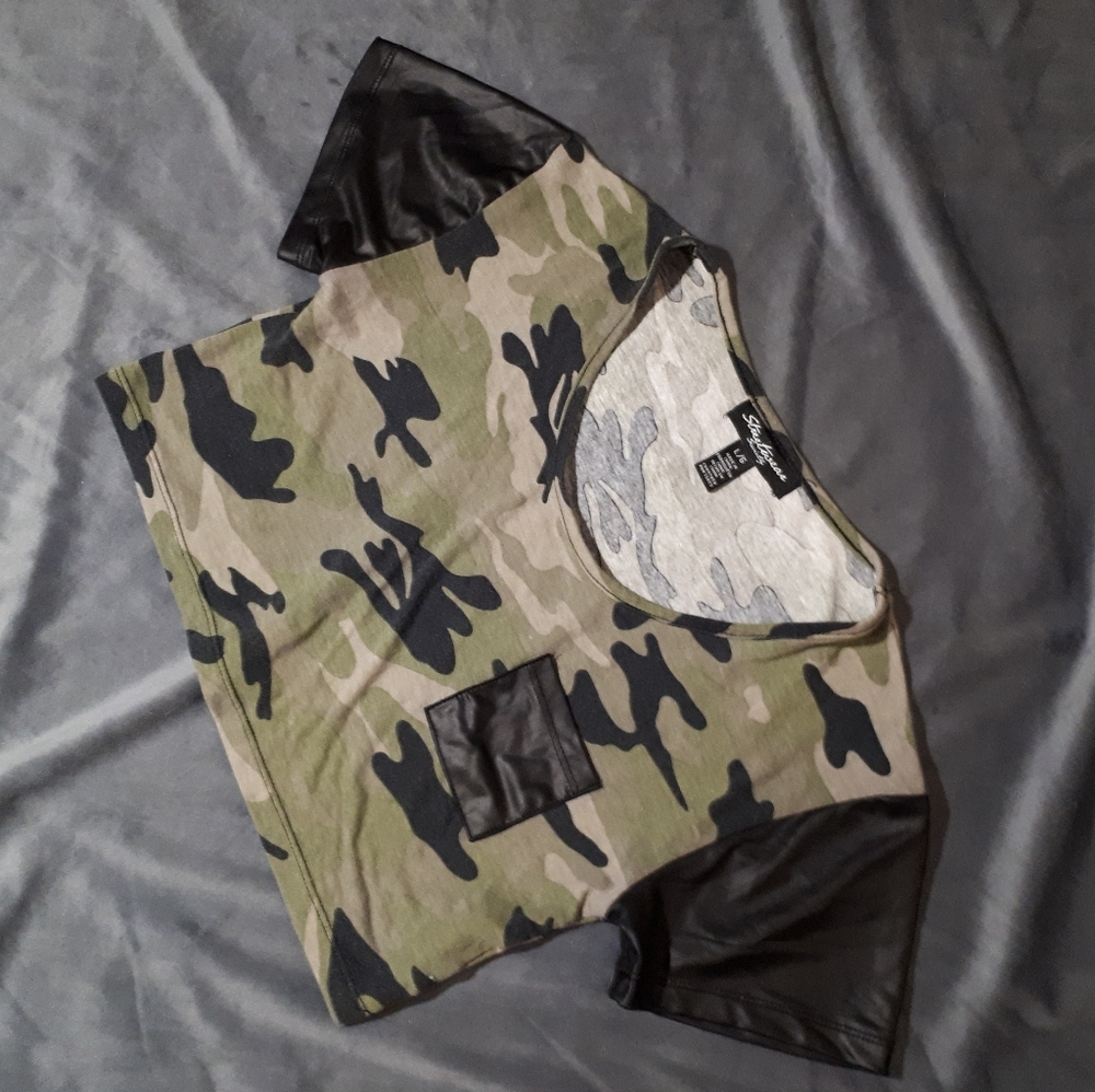 Camo crop top w/ black details